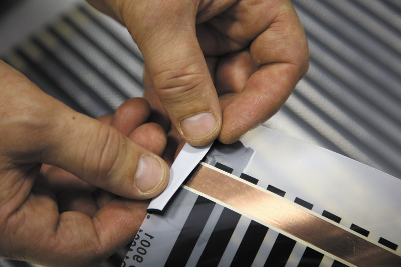 МОНТАЖ ТЕПЛОГО ПОЛА МОНТАЖ ТЕПЛЫХ ПОЛОВ МОНТАЖ ИНФРАКРАСНОГО ТЕПЛОГО ПОЛА МОНТАЖ ПЛЕНОЧНОГО ТЕПЛОГО ПОЛА МОНТАЖ ИНФРАКРАСНОЙ ПЛЕНКИ ДЛЯ ТЕПЛОГО ПОЛА Изоляция мест отреза термопленки NanoThermal